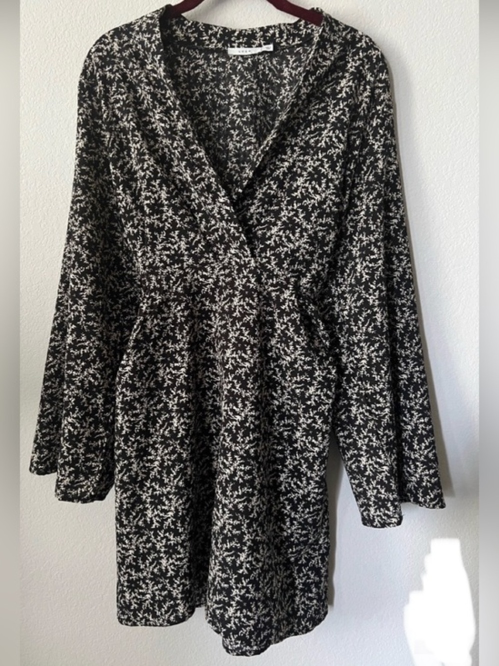 LUSH Floral Mini Dress Bell
Sleeve V-Neck Tie Back Black
Cream White Size L